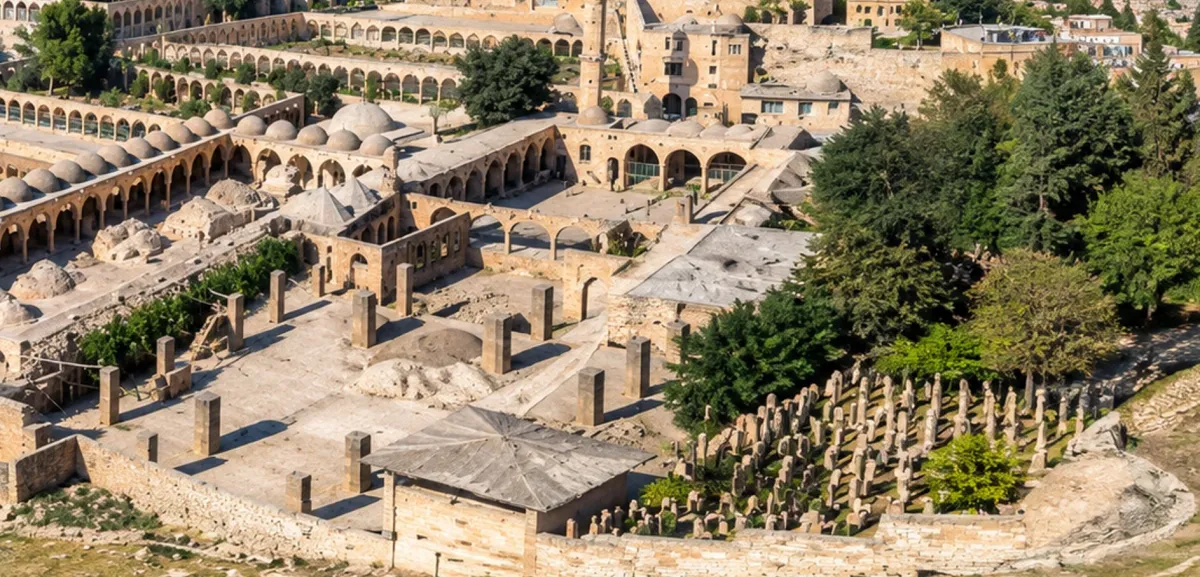 Tarihi ve Değişen Yüzüyle Şanlıurfa:  Kaleden ve Çift Kubbe'den Geçmişe Bakış